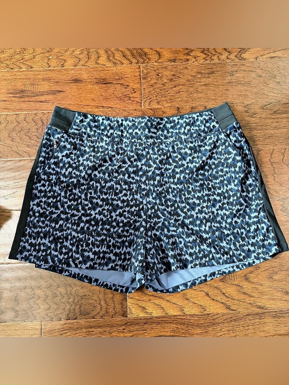 Athleta Brooklyn Printed Short Blue Leopard Animal Print 16 Zip Pocket Stretch